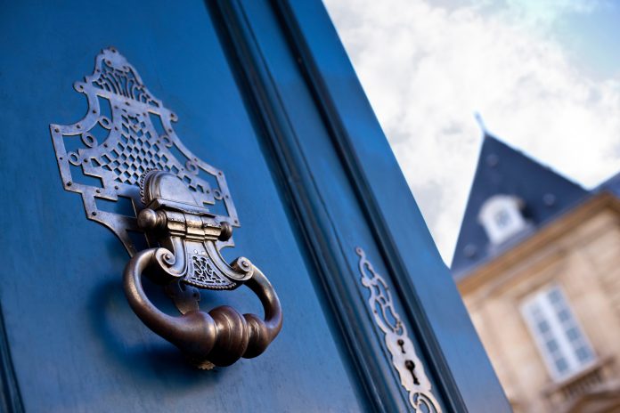 Heurtoir en bronze sur la porte d'un hôtel particulier