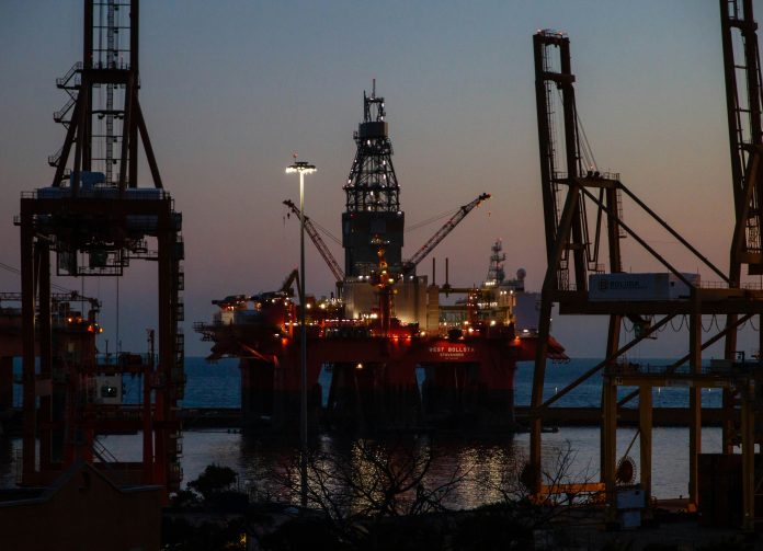 Pétrole Usine Couché de soleil Taux Corner