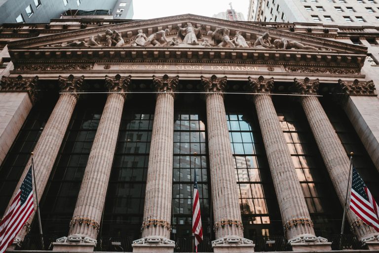 Wall Street - banque - bâtiment - piliers - New York - drapeaux